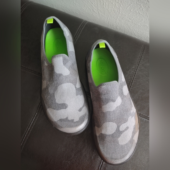 Oofos Oomg Eezee Women's Huali Camo Print Recovery Slip On Shoes Size 8 - Picture 2 of 11